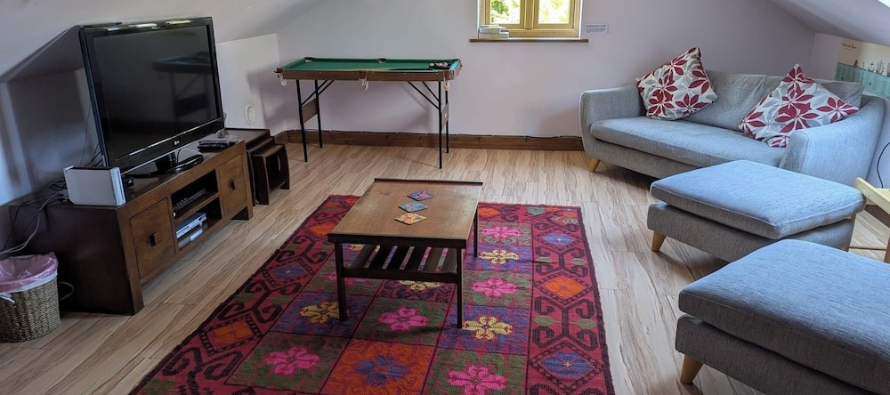Canal-Side 5-Bed Cottage - Sleeps 10, Pet Friendly, Эндон — фото 1