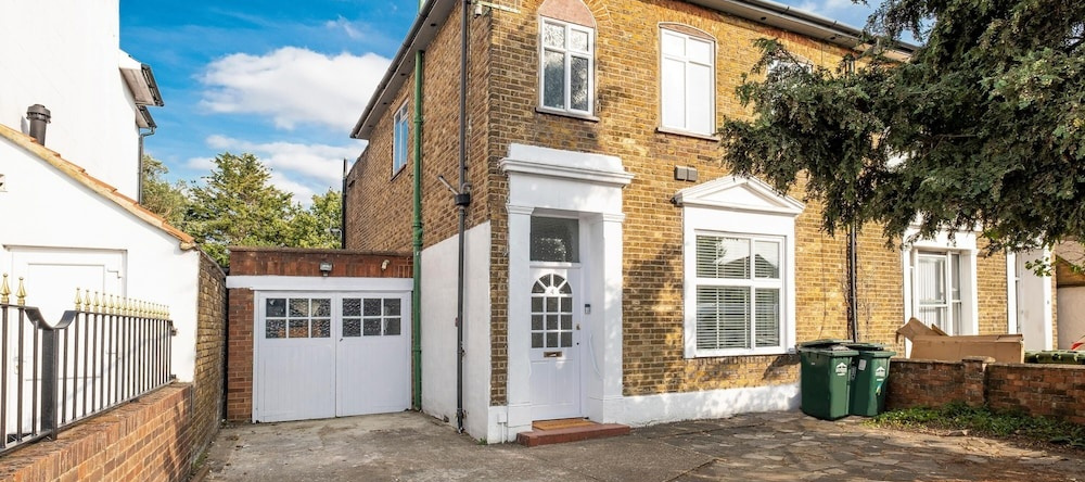 Heathrow Living Stanwell Serviced House, Ashford — photo 1