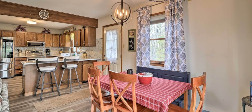 ~ 1 Mi to Lake: Secluded Poconos Home w/ Decks, 安德烈亚斯 — 照片 1
