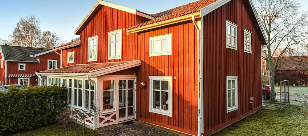 Stunning Home In Sjötorp With 3 Bedrooms And Wifi, Мариестад — фото 1