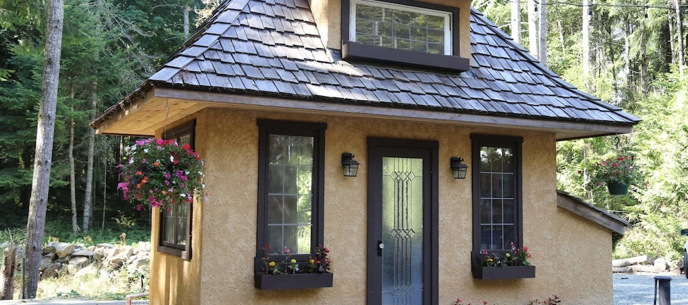 Stone Hearst, Salt Spring Island — photo 1