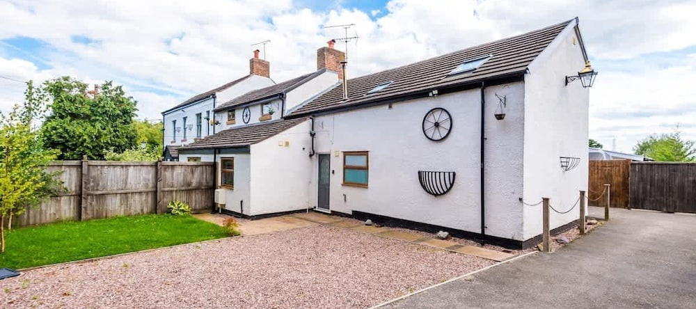 Charming Cottage Ideal for Families Free Parking, Ellesmere Port — photo 1