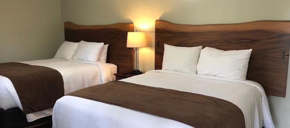 Adventure the Bruce Inn - Recently Renovated With Outdoor Hot Tub, Northern Bruce Peninsula — photo 1