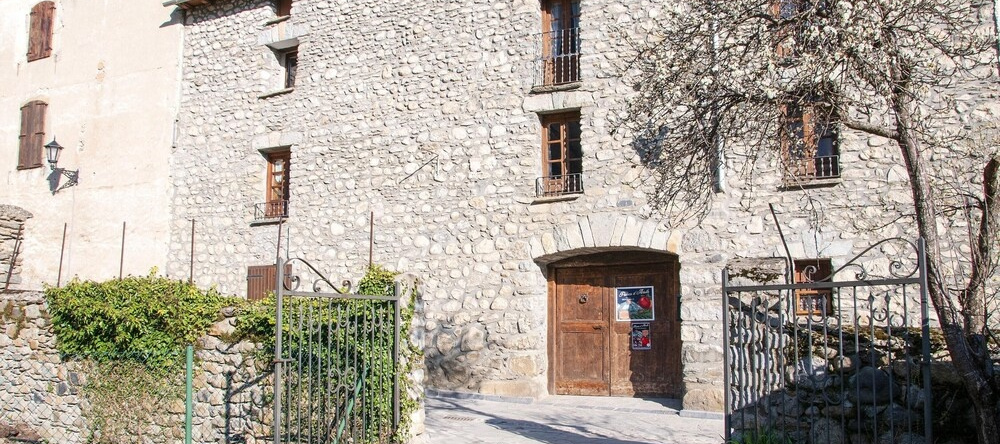 House With 4 Bedrooms in Anciles, With Wonderful Mountain View, Furnished Balcony and Wifi Near the Slopes, 贝纳斯克 — 照片 1