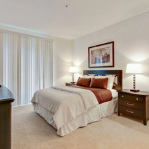 Global Luxury Suites At The Village, Ирвин — фото 3