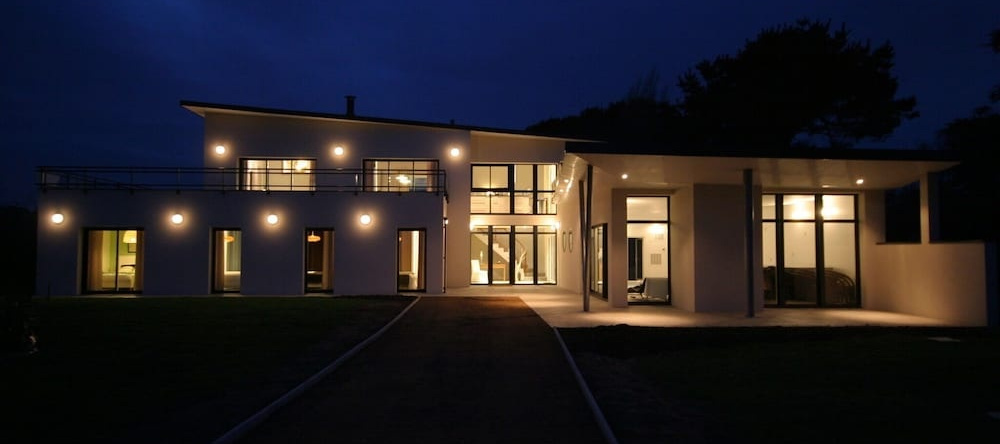 Beautiful Modern Villa With Pool, Jacuzzi and a Luxury Kitchen Island, 普卢格雷斯康 — 照片 1