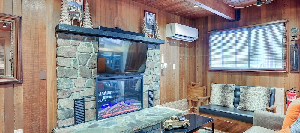 Inviting Mt Hood Cabin w/ Porch: 1 Mi to Skibowl!, 政府营地 — 照片 1