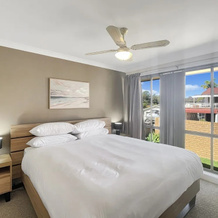 Our Haven: 4-bed Escape Near Beach & Mogo Trails, Batehaven — photo 2
