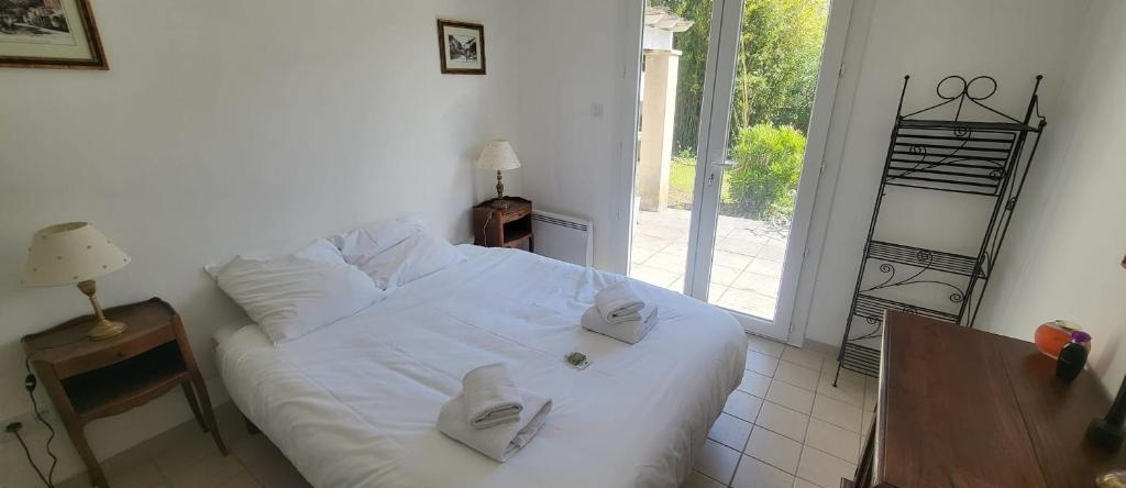 Beautiful country house with garden, Noves — photo 1
