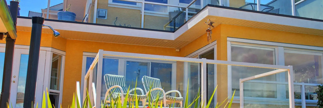 Birds Of A Feather Victoria Oceanfront Studio Suites, Колвуд — фото 1