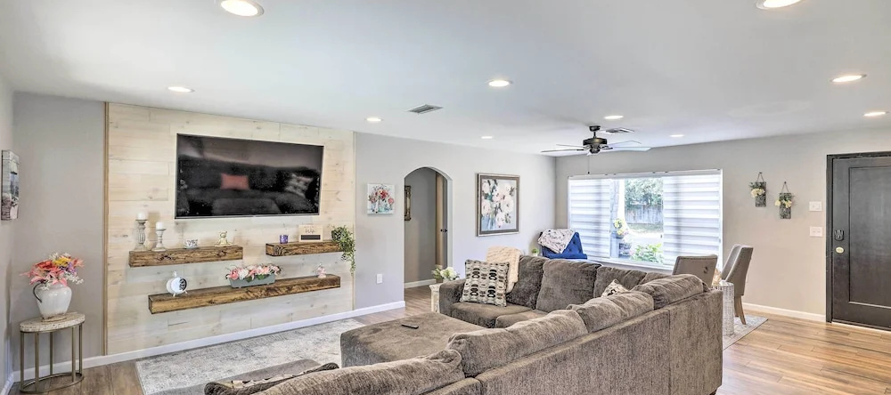 Lavish Holiday Home w/ Lanai & Heated Outdoor Pool, 霍利迪 — 照片 1