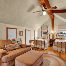 Luxury and Location One Block to Main St With Hot tub and Firepit, 弗雷德里克斯堡 — 照片 4