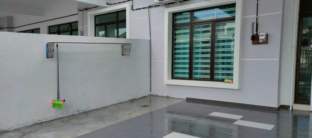 OYO Homes 90611 Homestay D'emas, 瓜拉立卑 — 照片 1