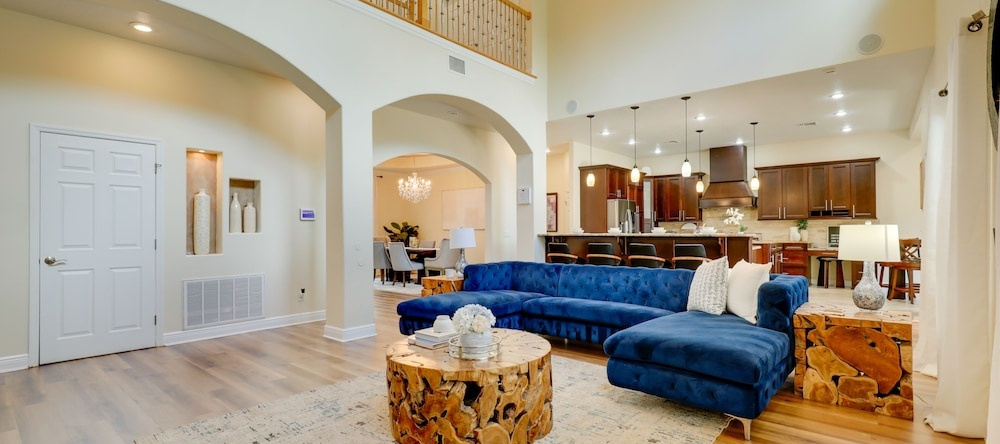 Contemporary Brandon Home w/ Pool & Game Room, 布兰登 — 照片 1
