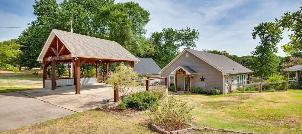 Fish & Kayak: Tranquil Cedar Creek Home!, Кемп — фото 1