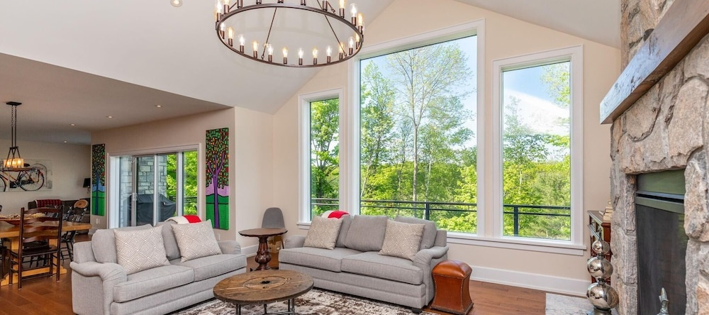 Villa Vista - Fabulous new Home Overlooking the Golf Course in Port Carling, 卡灵港 — 照片 1