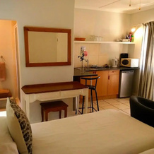 Antique Silk B&B, Грэхэмстаун — фото 3