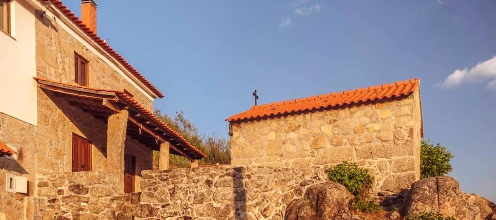 House With 2 Bedrooms in Fornos de Algodres, With Wonderful Mountain View, Furnished Terrace and Wifi Near the Beach, 戈维亚 — 照片 1