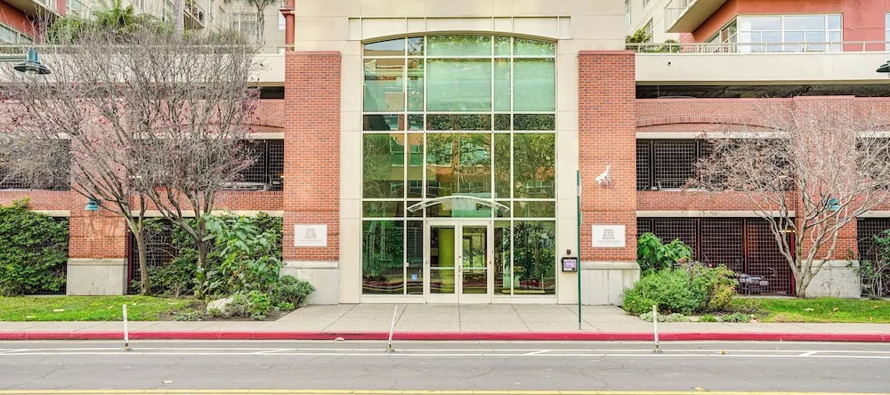 Luxe Condo W/ Private Patio & Perks In Emeryville!, Эмеривиль — фото 1