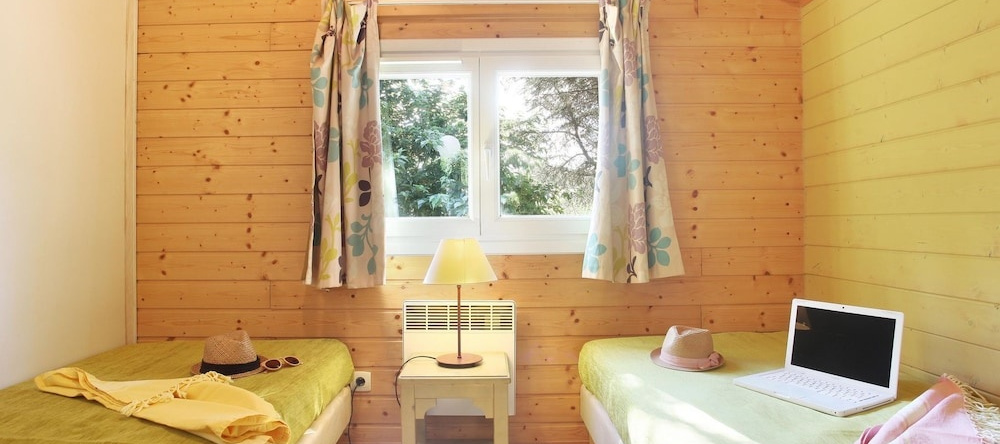 Pleasant chalet with covered terrace in beautiful surroundings, Carnoux-en-Provence — photo 1