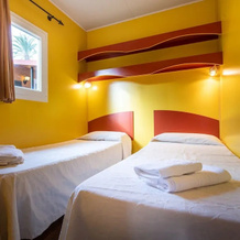 Chalet With air Conditioning on Beautiful Park, 卡斯特列特-伊-拉-戈尔纳尔 — 照片 2