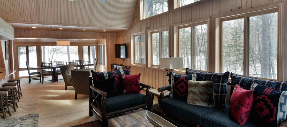 Serenity On Lake Owen 5 Bedroom Hotel Room by RedAwning, 凯布尔 — 照片 1