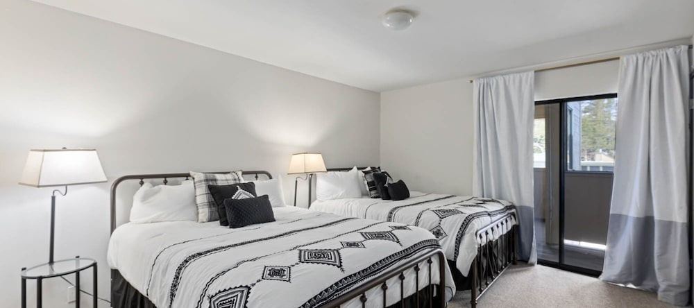 Luxurious 2 Bedroom Base Camp Condo - Steps from Kirkwood Village 2 Condo by RedAwning, 柯克伍德 — 照片 1