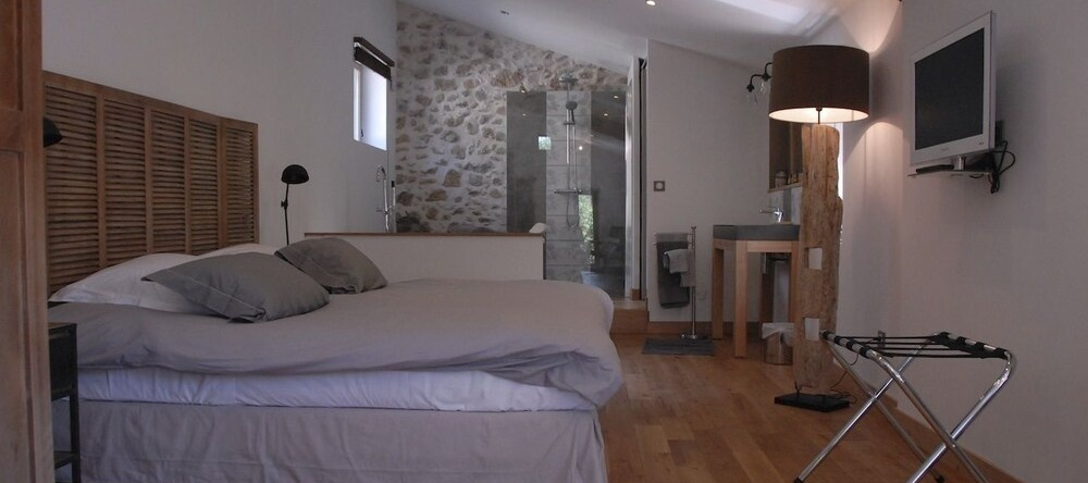 Le Hameau de la Savouillane, 比伊莱巴罗尼 — 照片 1