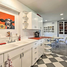 Remodeled Retro Home w/ Deck, Walk to Main Street!, 布兰科 — 照片 5