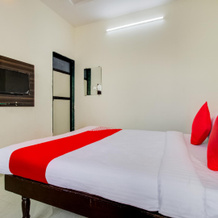 OYO 70104 Hotel 80 City Center, Dhule — photo 3