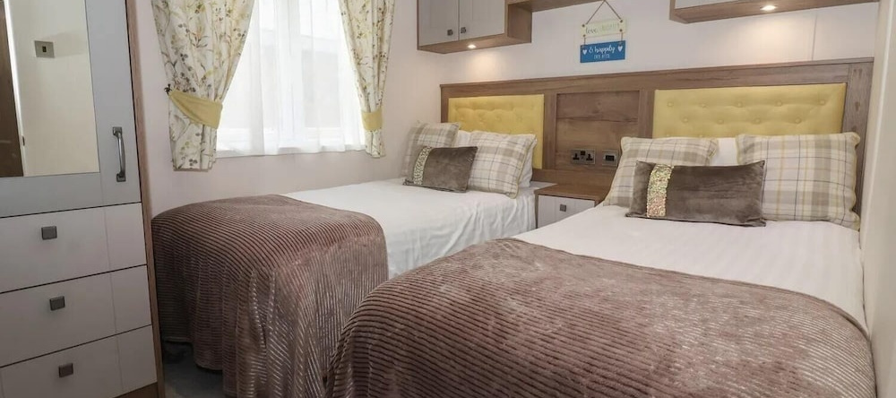 Whispering Willows 2-bed Lodge in Scarborough, Cayton — photo 1
