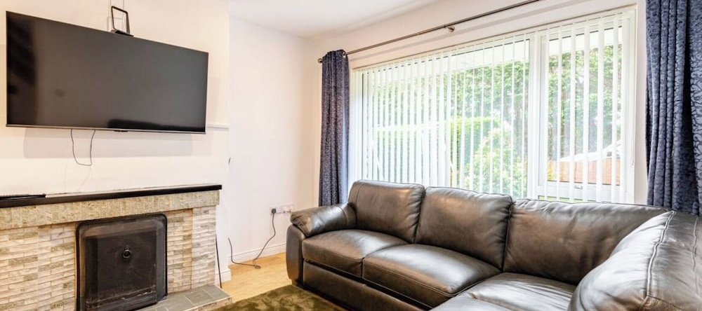4 bed House - Private Garden - Free Parking, 纽敦纳兹 — 照片 1