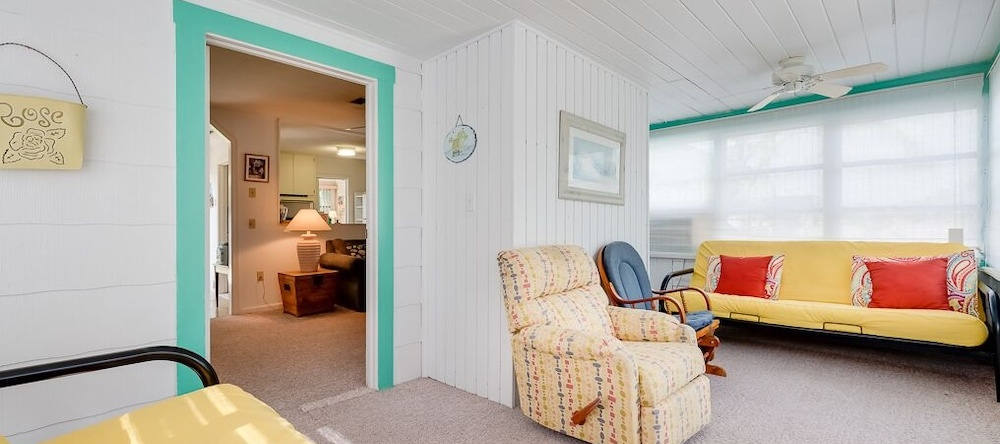 Albee Sunset Cottage, 2 Bedrooms, Pet Friendly, Wifi, Sleeps 8, 诺科米斯 — 照片 1