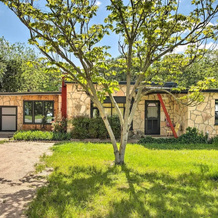 Remodeled Retro Home w/ Deck, Walk to Main Street!, 布兰科 — 照片 2