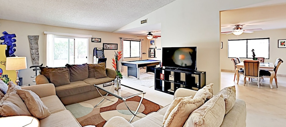 Cathedral City Contemporary 3Br W/ Pool, Jacuzzi & Game Room 3 Bedroom Home, Катедрал Сити — фото 1