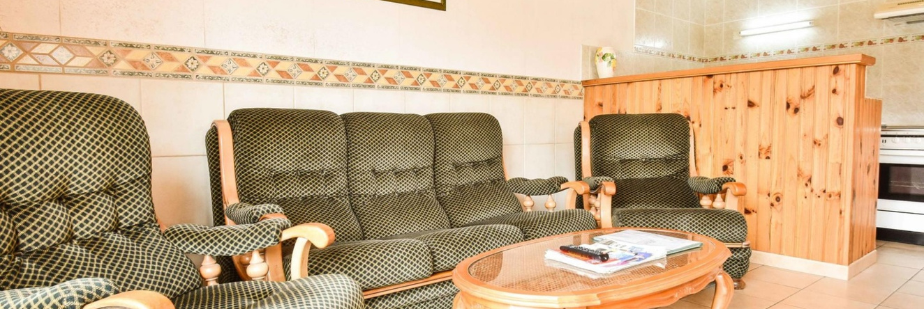 Beautiful Holiday Home, Near Centre. Private Pool. Private Garden. Roofed Terrace, 阿尔热利耶 — 照片 1