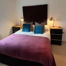 2 Bed-Sleeps 3-Parking-Town Centre, Нортоллертон — фото 2
