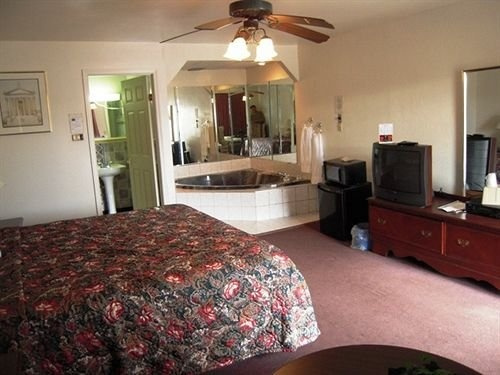 Cocca's Inn & Suites Route 7 Latham, Латем — фото 1