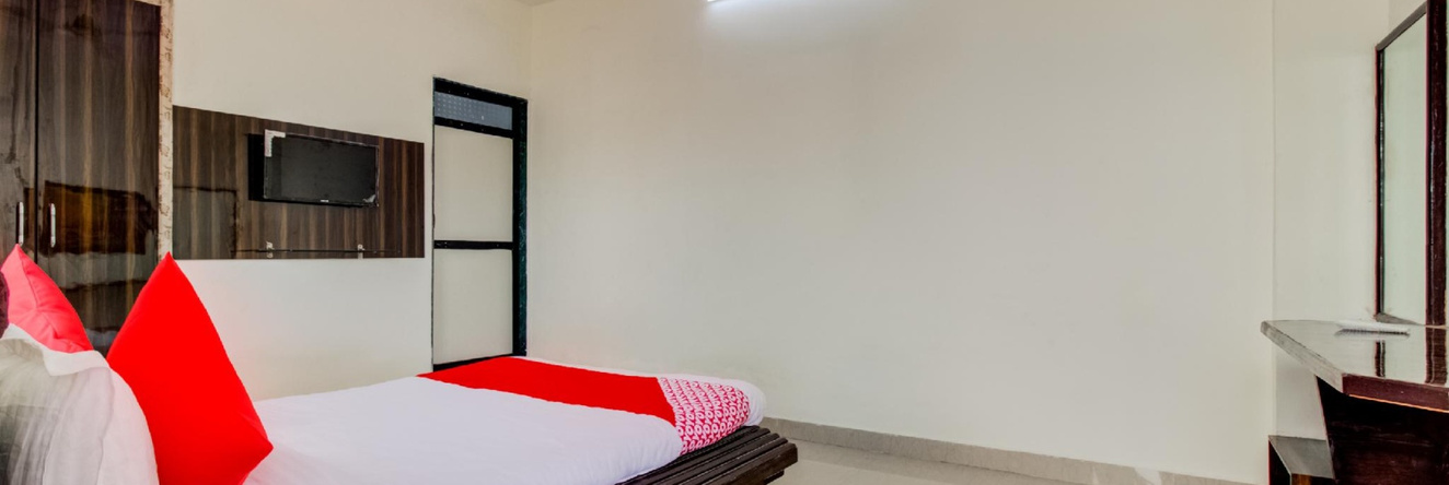 OYO 70104 Hotel 80 City Center, Dhule — photo 1