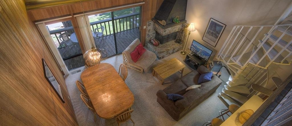 Spiral Staircase by Lake Tahoe Accommodations, 北太浩湖 — 照片 1