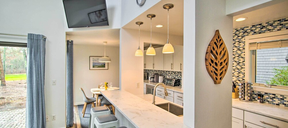5 Mi to Mashpee Commons: Coastal Mashpee Condo, Mashpee — photo 1