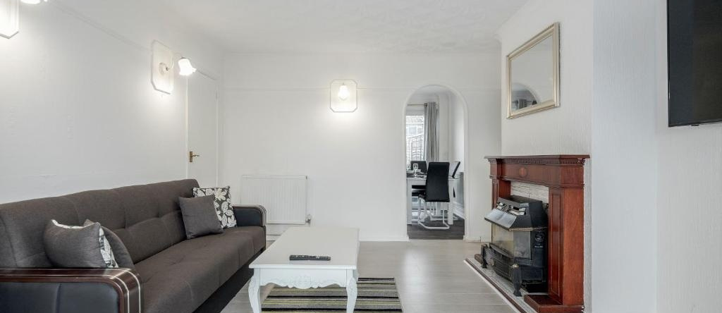 Tms Lovely 3 Bed House-Tilbury-Free Parking, Тилбери — фото 1