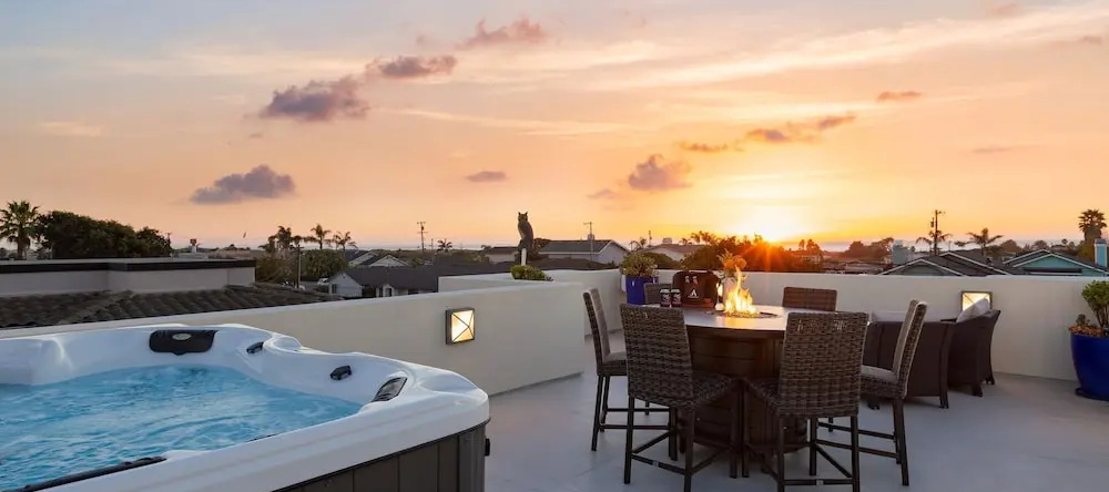 Sunset Serenity by Avantstay Rooftop w Hot Tub Fire Pit 3 Blocks to Beach, 格罗弗海滩 — 照片 1