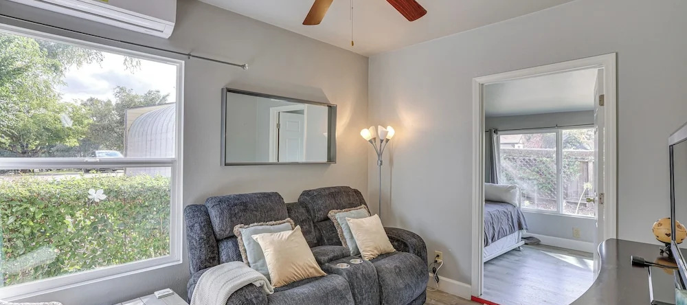 2 Mi to Dtwn Atascadero! Cozy Cottage w/ Yard, 阿塔斯卡德罗 — 照片 1
