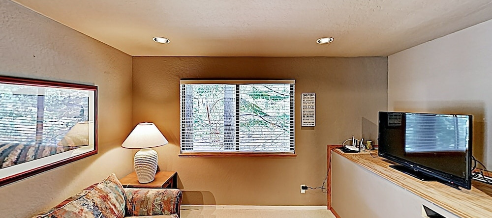 New Listing! Heavenly W/ Private Hot Tub 3 Bedroom Home, Kingsbury — photo 1