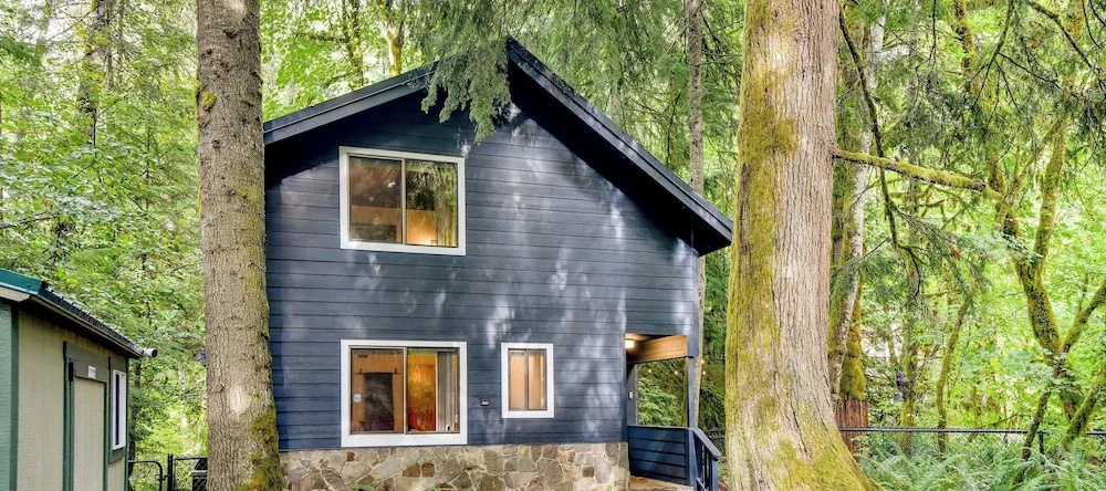 Rhododendron Creekside Cabin w/ Hot Tub & Fire Pit, Mount Hood Village — photo 1