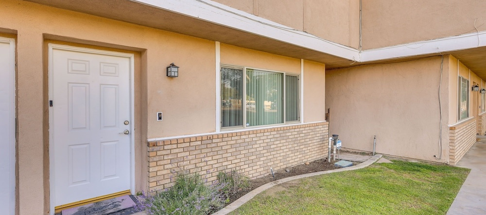 Convenient Bakersfield Townhome With Patio!, Бейкерсфилд — фото 1