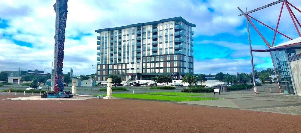 Ramada Suites By Wyndham Manukau, Манукау Сити — фото 1