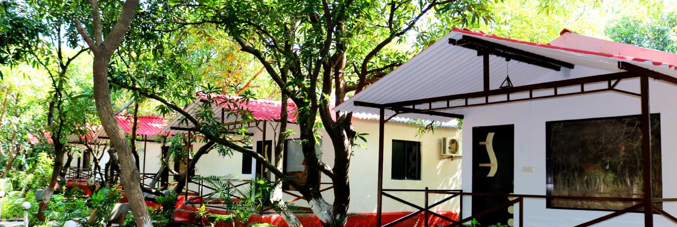 The Wilds Villa Gir Resort with Swimming Pool, 萨赞 — 照片 1
