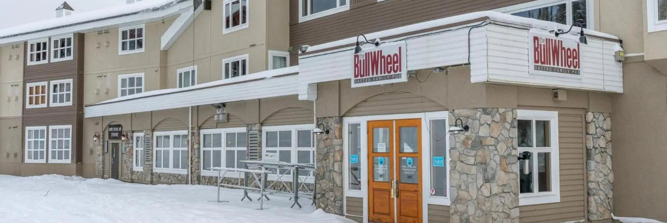 Coyote Creek - Large Ski In/Ski Out Chalet with Amazing Views & Private Hot Tub, 比弗德尔 — 照片 1